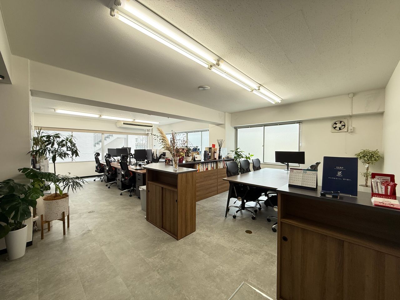 Base-up 事務所内観