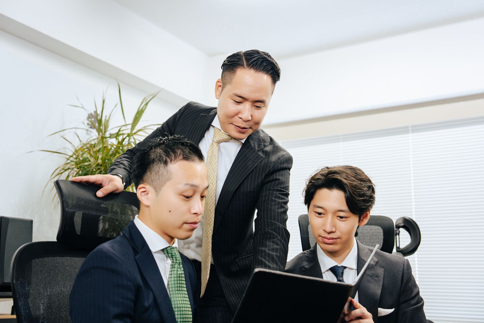 チームでの打ち合わせ風景